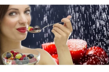 பழங்களில் உப்பு போட்டு சாப்பிடுவதால், அதில் மறைந்திருக்கும் உண்மை என்னனு தெரியுமா? பாருங்க....