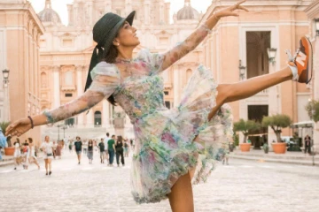 ஸ்ரேயா சரண் வெளிநாட்டில் ஹாட் உடையில் சுற்றிய ஸ்டில்கள்