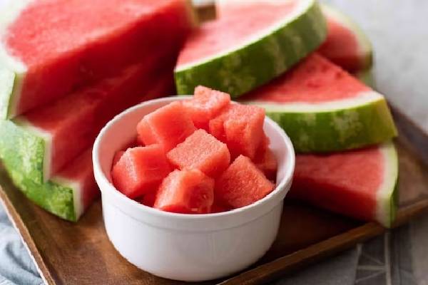 தர்பூசணி சாப்பிடும் போது இந்த தவறை மட்டும் பண்ணிடாதீங்க | Watermelon Tavarana Murail Sapital Yetpatum Thimai