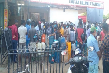 யாழில் மண்ணெண்ணெய்க்காக தொடரும் மக்கள் வரிசை (Photos)