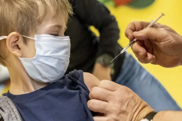 அமெரிக்காவில் 6 மாத குழந்தைகளுக்கு கோவிட் தடுப்பூசி செலுத்த அனுமதி!