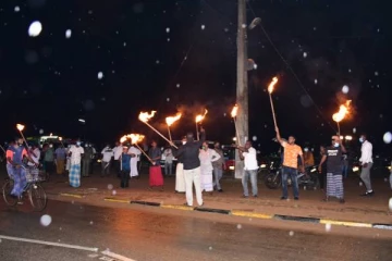 புத்தளத்தில் இரவுவேளை இடம்பெற்ற பாரிய தீப்பந்தப் போராட்டம்!