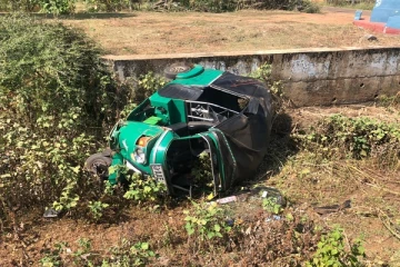 அதிக வேகத்தால் பள்ளத்தில் பாய்ந்த முச்சக்கரவண்டி