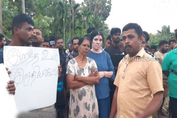 எங்கள் உயிரை காவு கொள்ளாதே! யாழ். இணுவில் விபத்து: போராட்டத்தில் ஈடுபட்ட மக்கள் | Jaffna Inuvil Accident People Protest Block Train