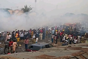 விமானப்படையால் தவறுதலாக நடத்தப்பட்ட தாக்குதல் ; 100க்கும் மேற்பட்டோர் உயிரிழப்பு