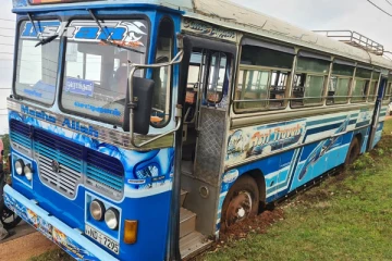 பேருந்துகள் போட்டிக்கு ஓடி விபத்து: மயிரிழையில் உயிர்தப்பிய பயணிகள் (Photos)