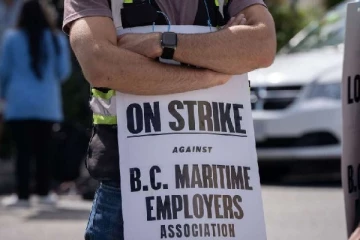 கனடாவின் துறைமுகப் பணியாளர்கள் போராட்டம்