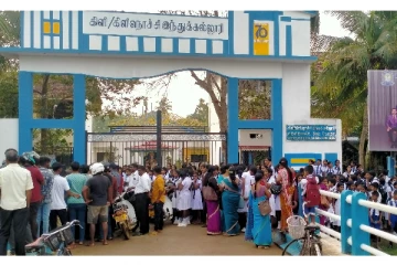 கிளிநொச்சி இந்து கல்லூரியில் அபகீர்த்தியை ஏற்படுத்திய ஆசிரியரை இடமாற்றக்கோரி போராட்டம்(video)