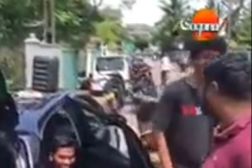 "..මගේ පළවෙනි ඡන්දය ගෝඨාභයට.." තෙල් පෝලිමේ හැමෝම හිනස්සමින් තරුණයන් පිරිසක් සිදුකළ දේ...(VIDEO)