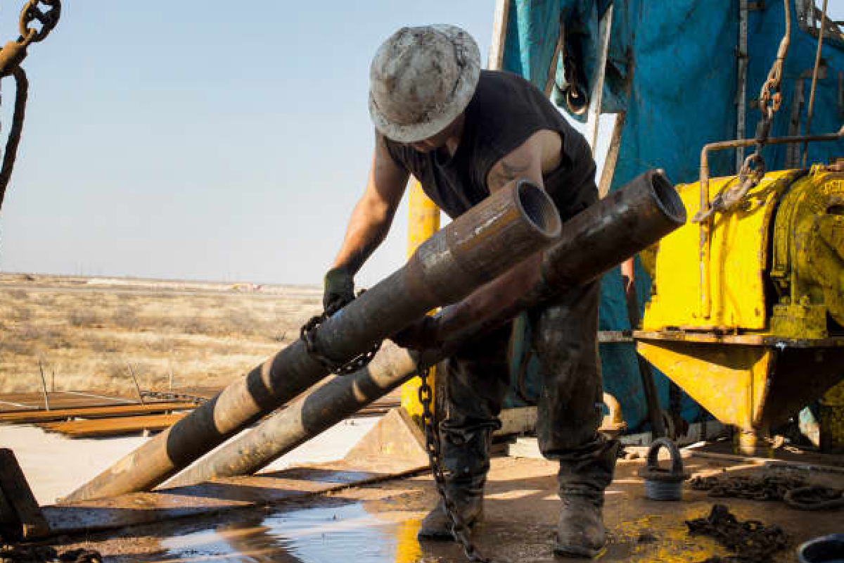 ஹூதி தாக்குதல்கள் : இதுவரை இல்லாத அளவு உயர்ந்துள்ள கச்சா எண்ணெய் விலை | Houthi Attacks Brent Oil Gains As Iran War