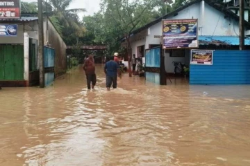 கிளிநொச்சியில் வெள்ளம் ; கடும் சிரமத்தில் மக்கள்