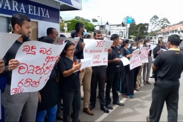 சிறிலங்கா அரசாங்கத்திற்கு எதிராக நகர மத்தியில் கருப்புப் பட்டி ஆர்ப்பாட்டம்!