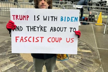 டிரம்ப் தொடர்பான வழக்கு ; தீக்குளித்த நபரால் பரபரப்பு