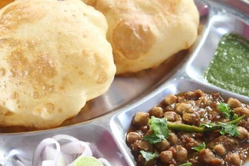 பூஸ்டர் டோஸ்  செலுத்தினால் பூரி இலவசம் : சாலையோர வியாபாரியைப் பாராட்டிய பிரதமர் மோடி