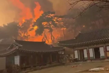 காட்டுத்தீயில் எரிந்த 1,000 ஆண்டு பழமையான புத்த கோவில்