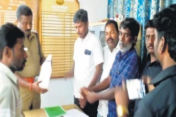 தலித்துக்கள் காலணிகள் அணியக்கூடாது : திருப்பூர் மாவட்டம்