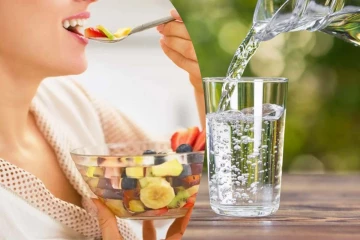 பழங்கள் சாப்பிட்டதும் தண்ணீர் குடிக்கிறீங்களா? ரொம்ப ஆபத்து உடனே நிறுத்திக்கோங்க