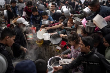 போரினால் கடுமையாகப் பாதிக்கப்பட்டு உணவின்றி வாடும் காசா மக்கள்