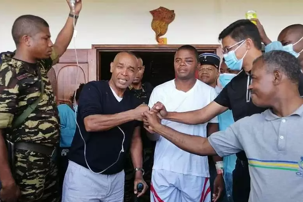 நடுக்கடலில் விழுந்த ஹெலிகாப்டர்! 12 மணி நேரம் நீந்தி வந்த அமைச்சரின் தற்போதைய நிலை என்ன? | Minister Who Swam For 12 Hour At Madagascar