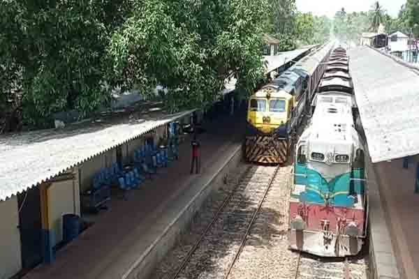 100 KMPH வேகத்தில் பயணித்த யாழ்தேவி | Yalhevi Traveling Towards Omanthai Railway Station