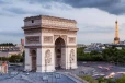 பிரான்சில் போராட்டம் தீவிரம்... பாரிஸில் Arc de Triomphe மீதிருந்து குதித்த இளைஞர்