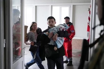 ரஷ்ய படைகளின் தாக்குதலில் சிக்கிய குழந்தையைத் தூக்கிக்கொண்டு ஓடும் தந்தை... கதறும் தாய்: எல்லை மீறும் புடின்