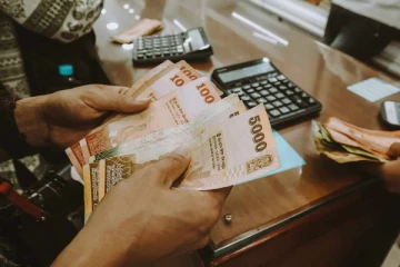 நாளாந்தம் 200 ரூபா இலஞ்சம் பெற்ற அதிகாரி கைது