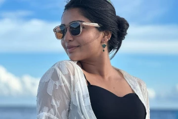 96 குட்டி ஜானுவா இது? மாலத்தீவில் வேற லெவல் போஸ்