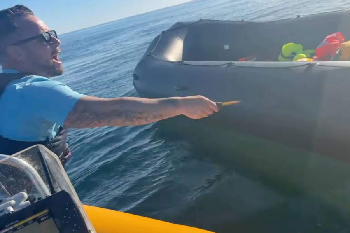 புலம்பெயர்வோர் படகை கத்தியால் கீறிய நபர் கைது | Far Right Activist Arrest Knife Slash Migrant Boat