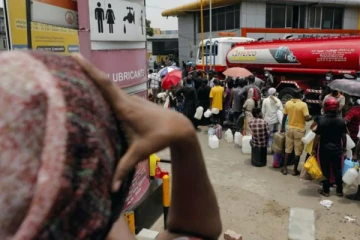 பல எரிபொருள் நிலையங்கள் மீது பொதுமக்கள் குற்றச்சாட்டு!