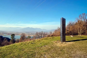 லண்டனில் பரபரப்பை ஏற்படுத்திய 10 அடி உயர மர்ம உலோகம்