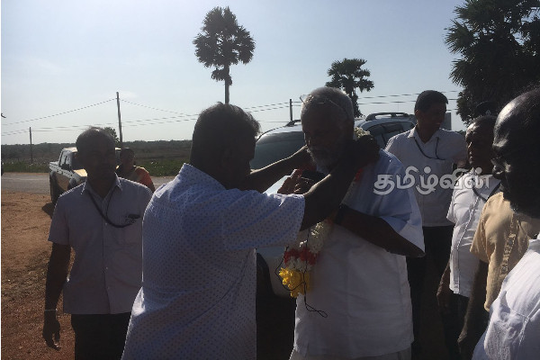 வாக்கு வேட்டைக்காக இனவாதத்தால் மக்களை தூண்டும் தமிழ் எம்.பிகள்: சாடுகிறார் டக்ளஸ் | Tamil People Gain Anti Ethnic Politics Douglas