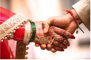 கொரோனா தடுப்பூசி போட வந்த இடத்தில் ஏற்பட்ட காதல்: தாத்தா, பாட்டி செய்த காரியம்