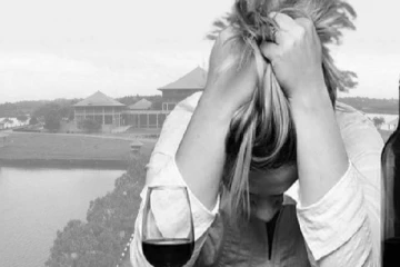 பெண் அரசியல்வாதியின் வீட்டில் கடமையாற்ற மறுக்கும் பொலிஸார்-இதுவரை 100க்கும் மேற்பட்டோர் விலகல்