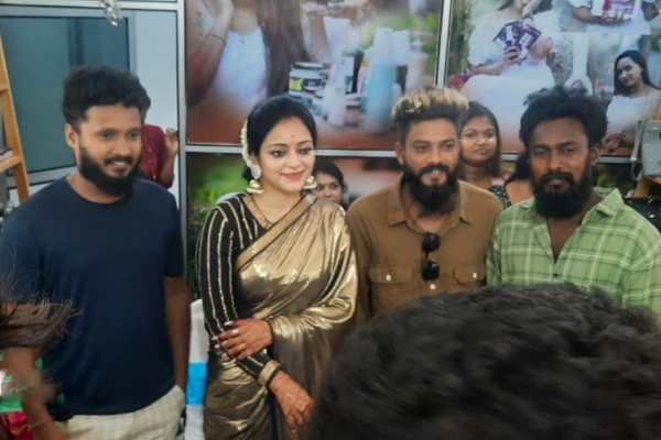 யாழ்ப்பாணத்திற்கு வந்த பிக்பாஸ் நடிகை; குஷியில் ரசிகர்கள்! | Big Boss Actress Who Came Jaffna Fans In Khushi