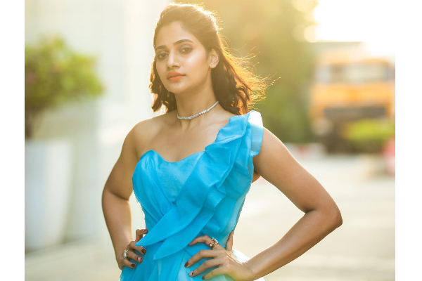 சுற்றி பல கேமராக்கள்! பார்க்காமல் கேஎஸ் ரவிக்குமாரை கட்டிப்பிடிக்க சென்ற நடிகை லாஸ்லியா | Losliya Shocked By Ks Ravikumar In Front Of Press