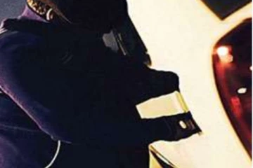 ලොක්කන් දෙදෙනෙකුගෙන් වාහනවලිනුත් තෙල් ඇදලා