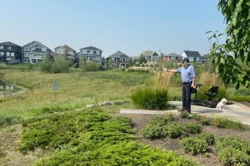 கனடாவில் குளத்தில் விழுந்த குழந்தையைக் காப்பாற்றிய 86 வயது ஹீரோ