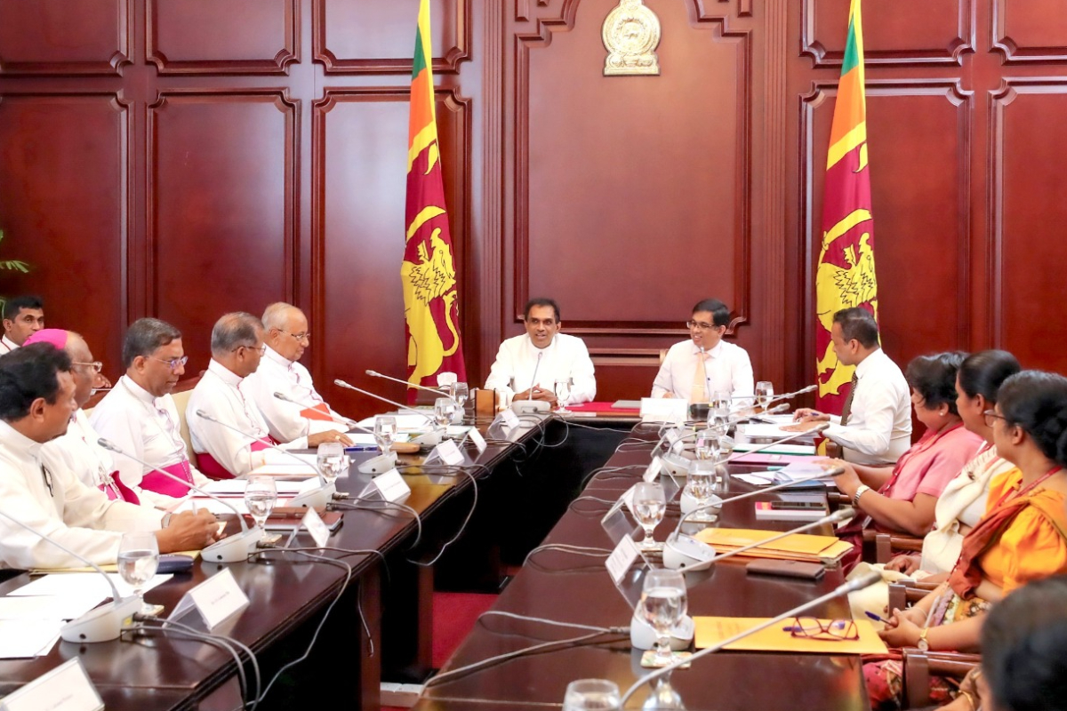 9 வருடங்களுக்குப் பின்னர் கூடியது கத்தோலிக்க சபை - ஜனாதிபதி அலுவலகத்தில் முக்கிய கலந்துரையாடல் | Catholic Church Met After 9 Years 9 வருடங்களுக்குப் பின்னர் கூடியது கத்தோலிக்க சபை - ஜனாதிபதி அலுவலகத்தில் முக்கிய கலந்துரையாடல் | Catholic Church Met After 9 Years
