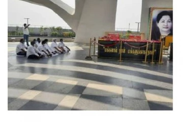 மீண்டும் ஆட்சி அமைய வேண்டி ஜெயலலிதா நினைவிடத்தில் தியானத்தில் ஈடுபட்ட அதிமுகவினர்