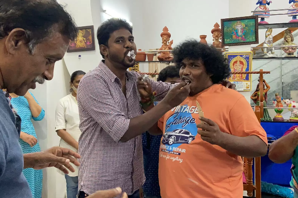 தனது பிறந்தநாளோடு மற்றொரு விழாவை சேர்த்து கொண்டாடிய நடிகர் யோகிபாபு - பிரபலங்கள் வாழ்த்து! | Cinema