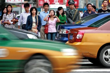 பிரபல நாட்டில் பயங்கரம்! காரால் மோதி 5 பேரை துடி துடிக்க கொன்ற மர்ம நபர்: என்ன காரணம்?