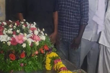 மகனை காப்பாற்ற தன் உயிரை விட்ட தந்தை! இறுதி மரியாதை செலுத்த வந்த மகன்