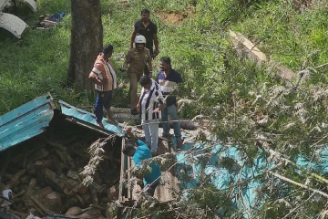 100 அடி பள்ளத்தில் பாய்ந்து லொறி விபத்து! இருவர் படுகாயம்