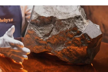 செவ்வாய் கிரகத்திலிருந்து விழுந்த அரிய விண்கல் ஏலம்: கோடிகளில் ஏலம் எடுக்கத் தயார்