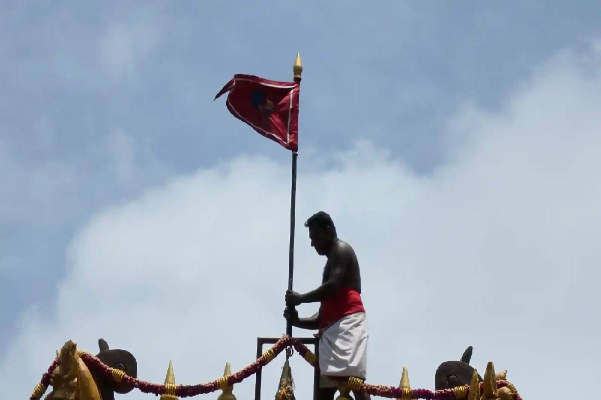 நல்லூரின் தோரண வாசல் வளைவுகளில் நாட்டப்பட்டது சேவல் கொடி | Nallur Kandaswamy Kovil Festival