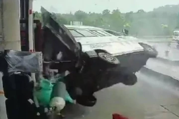 பல பேர்களை பலி வாங்கிய ஆம்புலன்ஸ் வாகன விபத்து: பதறவைக்கும் காணொளி காட்சிகள்