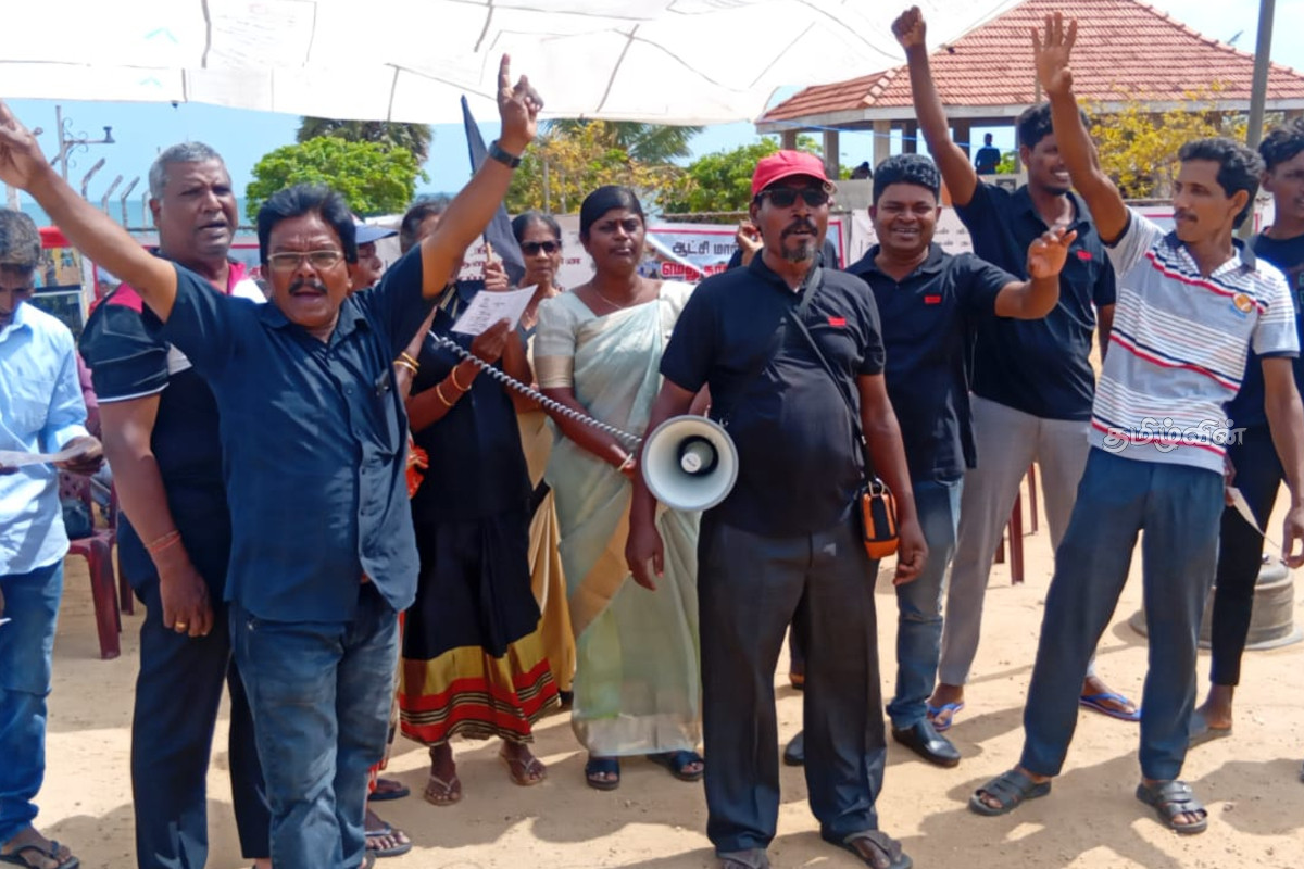 எங்கள் நிலங்கள் எங்களுடையதுதானே… அது எப்படி உங்களுடையதாகும்.. 11ஆவது வாரமாகவும் பலாலி மக்களின் போராட்டம் | Palaly People S Protest Enters 11Th Week எங்கள் நிலங்கள் எங்களுடையதுதானே… அது எப்படி உங்களுடையதாகும்.. 11ஆவது வாரமாகவும் பலாலி மக்களின் போராட்டம் | Palaly People S Protest Enters 11Th Week