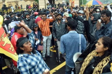 ஹிந்து வெளியிட்டுள்ள புலிகளின் தாக்குதல் செய்தி - கொந்தளிக்கும் சிங்கள மக்கள்