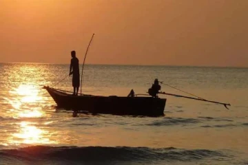 மீன்பிடிக்கச் சென்ற இருவர் கடலில் மாயம் ; தேடுதல் தீவிரம்